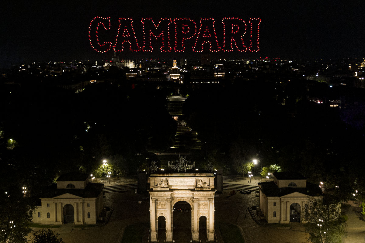 Campari celebra Milano con uno spettacolare drone show in cielo